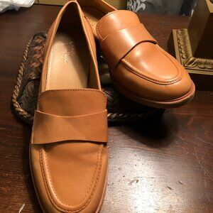 Women's size 9.5 Medium Loafer by Crown Vintage